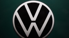 Das Volkswagen Logo in Berlin. Foto: epa/Lemens Bilan
