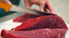 Rindfleisch wird geschnitten. Italien ist das erste Land in Europa, das die Herstellung und den Verkauf von Laborfleisch einführt. Foto: Oliver Berg/dpa