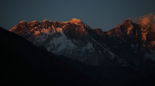 In dieser Region liegen gleich mehrere hohe Berge. Foto\ Tashi Sherpa/AP/dpa