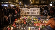 Menschen gedenken am Brüsseler Börsenplatz der Opfer der Terroranschläge vom 22. März 2016. Foto: EPA/Christophe Petit Tesson