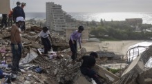 Einsatzkräfte des venezolanischen Zivilschutzes suchen in Catia La Mar nach den Erdbeben weiter nach Opfern in den Trümmern. Foto: EPA/Miguel Gutierrez