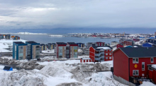 Schnee liegt in der Hauptstadt Grönlands. Foto: Julia Wäschenbach/dpa
