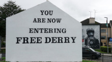 Der Ort war Schauplatz blutiger Auseinandersetzungen während der jahrzehntelangen Bürgerkriegs in Nordirland. Foto: Larissa Schwedes/dpa