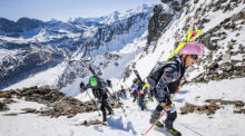 Die Teilnehmer besteigen den Gipfel der Rosablanche (3.191 m ü.d.M.) während des 22. Glacier Patrol Rennens in den Bergen zwischen Zermatt und Verbier. Foto: epa/Valentin Flauraud