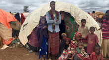 Habibas Familie lebt in einer zeltartigen Hütte in einem Flüchtlingslager in Somalia. Foto: Eva-Maria Krafczyk/dpa
