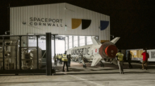 Dieses undatierte Foto, das von Virgin Orbit zur Verfügung gestellt wurde, zeigt die LauncherOne-Rakete in einem Hangar im Spaceport Cornwall am Flughafen Cornwall. Foto: Uncredited/Virgin Orbit/ap/dpa