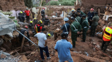 Rettungskräfte suchen in der Stadt Ouirgane, südlich von Marrakesch, nach dem schweren Erdbeben, nach Überlebenden. Foto: Khaled Nasraoui/dpa
