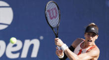 Die Deutsche Andrea Petkovic gibt den Ball an die Schweizerin Belinda Bencic zurück. Foto: epa/J Gunther