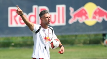 Bundesliga, Trainingsauftakt RB Leipzig. Martín Demichelis, neuer Trainer von RB Leipzig, gestikuliert beim Training Foto: Jan Woitas/dpa