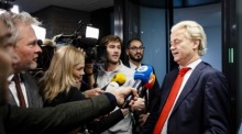 Der Vorsitzende der rechtsextremen Freiheitspartei PVV Geert Wilders (R) spricht zu den Medien nach einem Treffen mit Parteiführern zu Koalitionsgesprächen im Abgeordnetenhaus in Den Haag. Foto: epa/Sem Van Der Wal