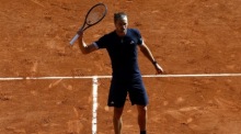 Alexander Zverev jubelt nach seinem Sieg im Halbfinale der French Open gegen den Tschechen Jakub Menšík in Paris. Foto: epa/Yoan Valat
