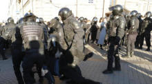 Die Polizei nimmt Demonstranten bei einer nicht genehmigten Demonstration in St. Petersburg gegen die teilweise Mobilisierung des russischen Militärs fest. Foto: epa/Anatoly Maltsev