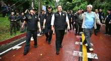 Natur- und Umweltminister Suchart Chomklin informiert sich vor Ort über die Umsetzung rechtskräftiger Urteile zur Rückgewinnung illegal besetzter Flächen auf Phuket. Foto: Sirinat National Park