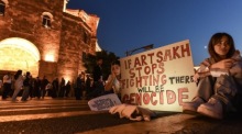 Die Armenier protestieren gegen den Umgang ihrer Regierung mit der Situation in Berg-Karabach. Foto: epa/Narek Aleksanyan