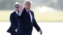 Donald Trump gestikuliert vor dem Einstieg in die Air Force One am Flughafen Genf nach dem Ende des G7-Gipfels im französischen Évian-les-Bains. Foto: epa/Martial Trezzini/pool