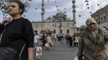 Menschen gehen vor der Neuen Moschee Eminönü zwei Tage nach den allgemeinen Wahlen in Istanbul spazieren. Foto: epa/Erdem Sahin