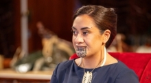 Die neue Maori-Königin Te Arikinui Kuini Ngawai hono i te po hält in Ngaruawahia ihre erste öffentliche Rede. Foto: Te Tari o te Kiingitanga/dpa