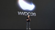 Tim Cook, Konzernchef bei Apple, steht während der jährlichen World Wide Developers Conference in der Apple-Zentrale in Cupertino auf der Bühne unter dem Apple Logo. Foto: Noah Berger/Fr34727 Ap/ap/dpa