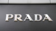 Das Prada-Logo an einer Ladenfassade in Frankfurt, aufgenommen während des regulären Geschäftsbetriebs. Foto: epa/Mauritz Antin