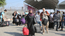 Menschen bereiten sich darauf vor, den Gazastreifen über den Rafah-Übergang im südlichen Gazastreifen nach Ägypten zu verlassen. Foto: Khaled Oma/Xinhua/dpa
