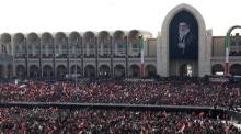 Menschen nehmen in der Großen Mosalla-Moschee in Teheran Abschied vom verstorbenen iranischen Revolutionsführer Ali Khamenei. Foto: EPA/Abedin Taherkenareh