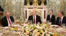 Armenischer Premierminister Nikol Pashinyan (L), der russische Präsident Wladimir Putin (C) und der usbekische Präsident Shavkat Mirziyoyev (R) in Moskau. Foto: epa/Alexander Kazakov/sputnik