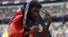 Der Deutsche jubelt bei der Leichtathletik-WM in Tokio über Platz zwei im Marathon. Foto: epa/Franck Robichon