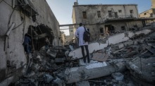 Ein palästinensischer Arzt steht am zerstörten Gebäude des Al-Ahli-Baptist-Krankenhauses nach einem israelischen Luftangriff in Gaza-Stadt. Foto: EPA/Mohammed Saber