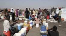 Südsudanesische Rückkehrer, die vor der Gewalt im Sudan geflohen sind, stehen in einer Schlange, während sie in der vom UNHCR eingerichteten Transitzone in der Stadt Renk im Bundesstaat Upper Nile auf Wasser warten. Foto: epa/Amel Pain