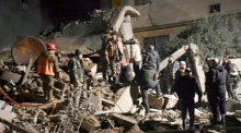 Rettungskräfte bei der Begutachtung von Schäden nach angeblichen israelischen Luftangriffen. Foto: EPA-EFE/Sana Handout