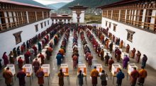 Wahltag in Thimphu, Bhutan: Bürger in traditioneller Kleidung nehmen am demokratischen Prozess teil. Foto generiert von OpenAI's DALL·E und Fotoquelle: ChatGPT