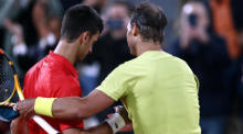 Der Spanier Rafael Nadal (R) freut sich mit dem Serben Novak Djokovic über den Sieg im Viertelfinale des French Open Tennisturniers. Foto: epa/Mohammed Badra