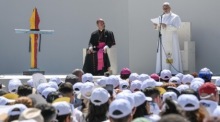 Papst Leo XIV. trifft auf Teneriffa Vertreter von Organisationen, die sich für die Integration von Migranten einsetzen. Der Besuch bildet den Abschluss seiner Spanienreise. Foto: Ciro Fusco/epa/dpa