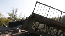 Eine beschädigte Brücke in der Region Charkiw. Foto: epa/Atef Safadi