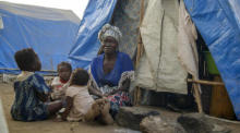 Eine Frau und Kinder in einem der Auffanglager in Metuge, einer Unterkunft für Menschen, die vor bewaffneter Gewalt im Norden Mosambiks fliehen. Foto: epa/Luisa Nhantumbo