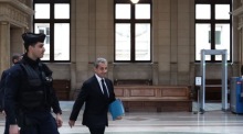 Der ehemalige französische Staatspräsident Nicolas Sarkozy (2-L) trifft im alten Justizpalast ein, um an einer Anhörung in seinem Berufungsverfahren in Paris teilzunehmen. Foto: epa/Mohammed Badra
