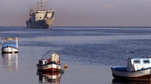 Im Hafen von Havanna läuft ein mexikanisches Hilfsschiff als Zeichen der Solidarität ein. Foto: Ernesto Mastrascusa/epa