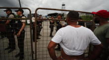Mitglieder der Polizei bewachen den Außenbereich des Gefängnisses Santo Domingo de los Tsachilas nach einem Aufstand in Santo Domingo. Foto: epa/Jose Jacome