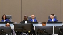Maxime Jeoffroy Eli Mokom Gawaka erscheint vor dem Internationalen Strafgerichtshof in Den Haag. Foto: epa/Piroschka Van De Wouw / Pool