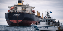 Ein Frachter wird von der finnischen Küstenwache in der Ostsee kontrolliert, nachdem ein Unterseekabel zwischen Finnland und Estland beschädigt wurde. Foto: Der Farang (ai)