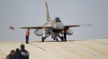 Mechaniker stehen auf einem Militärflughafen bei Eilat in Israel an einem F-16 Kampfjet der israelischen Luftwaffe. Foto: Ariel Schalit/Ap/dpa