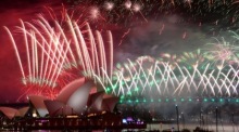 Mitternachtsfeuerwerk erhellt den Himmel über dem Opernhaus von Sydney und der Sydney Harbour Bridge während der Silvesterfeierlichkeiten in Sydney, New South Wales, Australien, am 01. Januar 2023. Archivfoto: EPA-EFE/BIANCA DE MARCHI AUSTRALIEN UND NEUSE