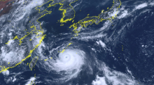 Verfügung gestellte Satellitenbild zeigt Taifun «Khanun», der sich in Richtung Südwesten Japans bewegt. Foto: Uncredited/Courtesy Of National Institute Of Information And Communications Technology (nict)/ap/dpa