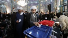 Die iranischen Geistlichen geben ihre Stimmen während der iranischen Parlamentswahlen in der Ershad-Moschee im Norden Teherans ab. Foto: epa/Abedin Taherkenareh