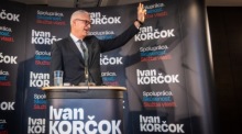 Präsidentschaftskandidat Ivan Korcok reagiert auf die vorläufigen Ergebnisse der ersten Runde der slowakischen Präsidentschaftswahlen in Bratislava. Foto: epa/Jakub Gavlak