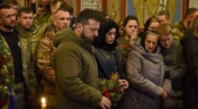 Der ukrainische Präsident Wolodymyr Zelenskij (C) nimmt an der Beerdigung des ukrainischen Soldaten Dmytro Kotsiubailo im Goldenen Kuppelkloster des Heiligen Michael in Kiew teil. Foto: epa/Oleg Petrasyuk