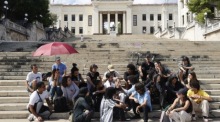 Studierende protestieren an der Universität Havanna gegen Unterrichtsausfälle und Infrastrukturprobleme infolge der anhaltenden Energiekrise. Foto: epa/Ernesto Mastrascusa