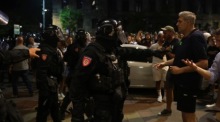 Protestierende fordern in Belgrad gleiche Justiz, Freilassung von Inhaftierten und Neuwahlen, hier im Gespräch mit der Polizei. Foto: epa/Andrej Cukic