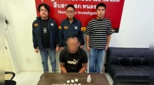 Der Tatverdächtige wurde nach der Festnahme zusammen mit den sichergestellten Beweismitteln auf der Polizeiwache Nong Prue der Presse vorgeführt. Bild: TMN.TV