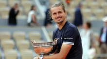 Alexander Zverev jubelt mit der Trophäe nach seinem Finalsieg gegen den Italiener Flavio Cobolli bei den French Open in Paris. Für den Deutschen ist es ein historischer Triumph. Foto: Teresa Suarez/epa/dpa